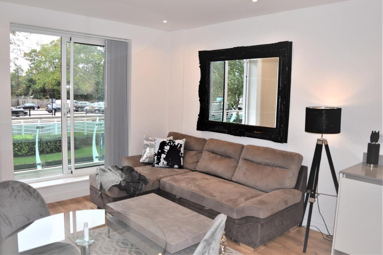 Hamptons Point Enfield Exterior foto