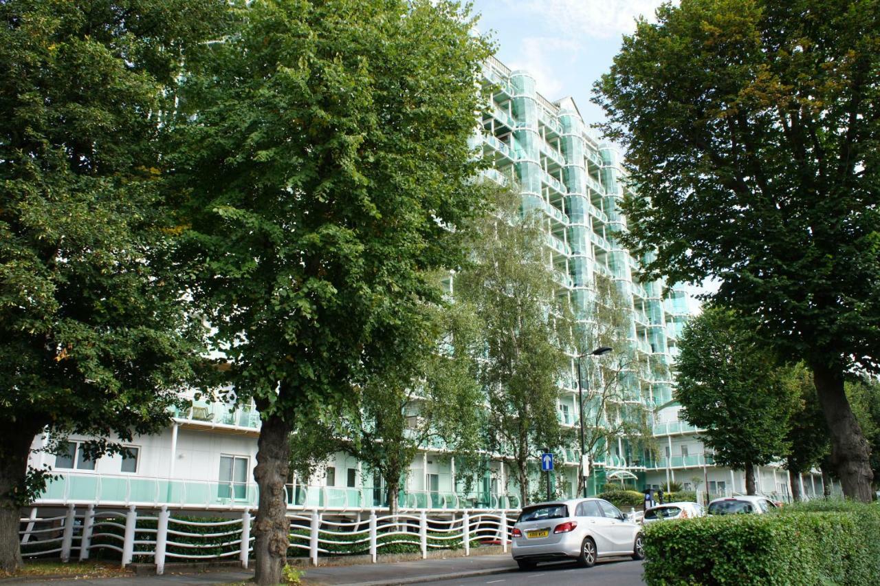 Hamptons Point Enfield Exterior foto