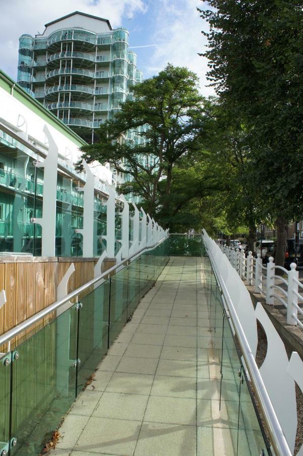 Hamptons Point Enfield Exterior foto